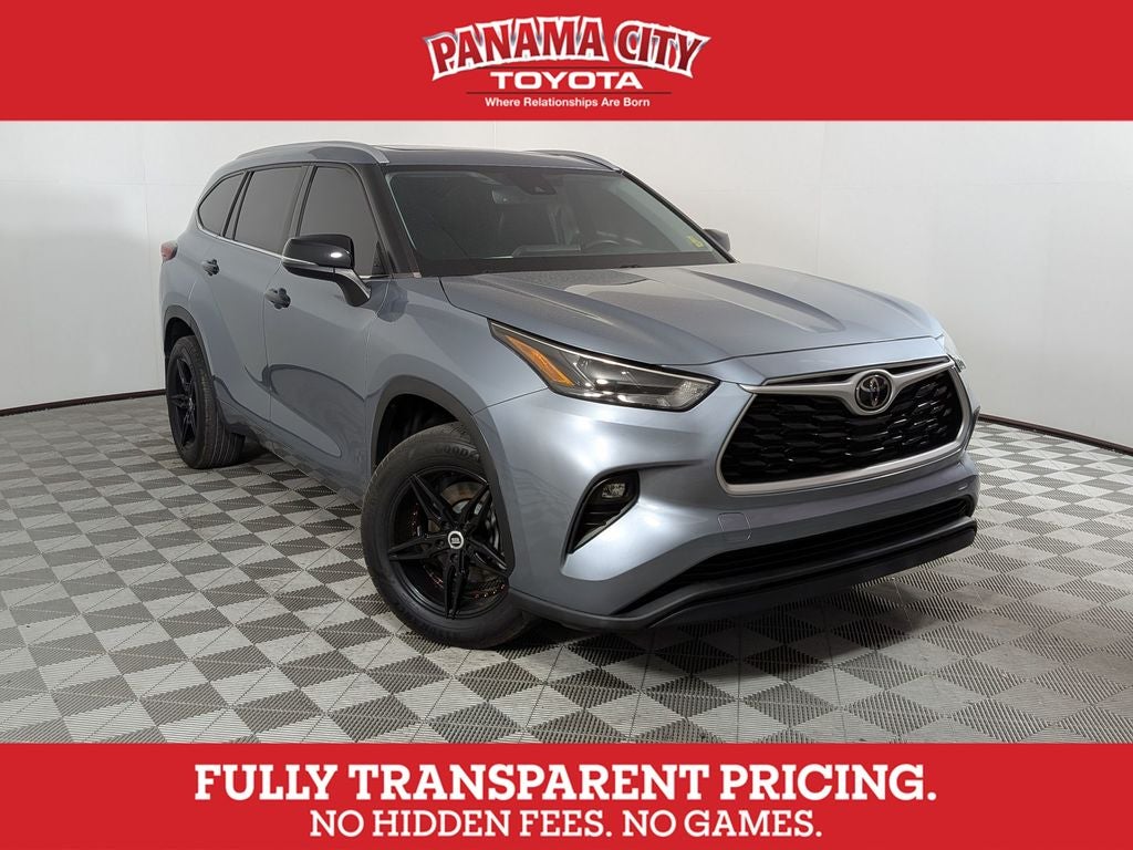 2022 Toyota Highlander XLE in Moon Dust — front three-quarter view